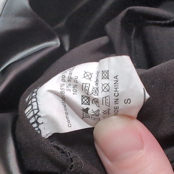 Black Latex Faux Patent Leather High Rise Ankle Leggings Size Small - Picture 4 of 4